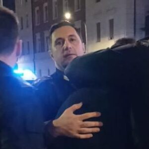 Minaccia di buttarsi dal ponte di via Matteotti, salvato dai poliziotti