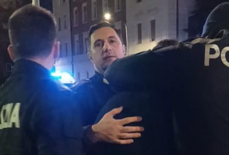 Minaccia di buttarsi dal ponte di via Matteotti, salvato dai poliziotti