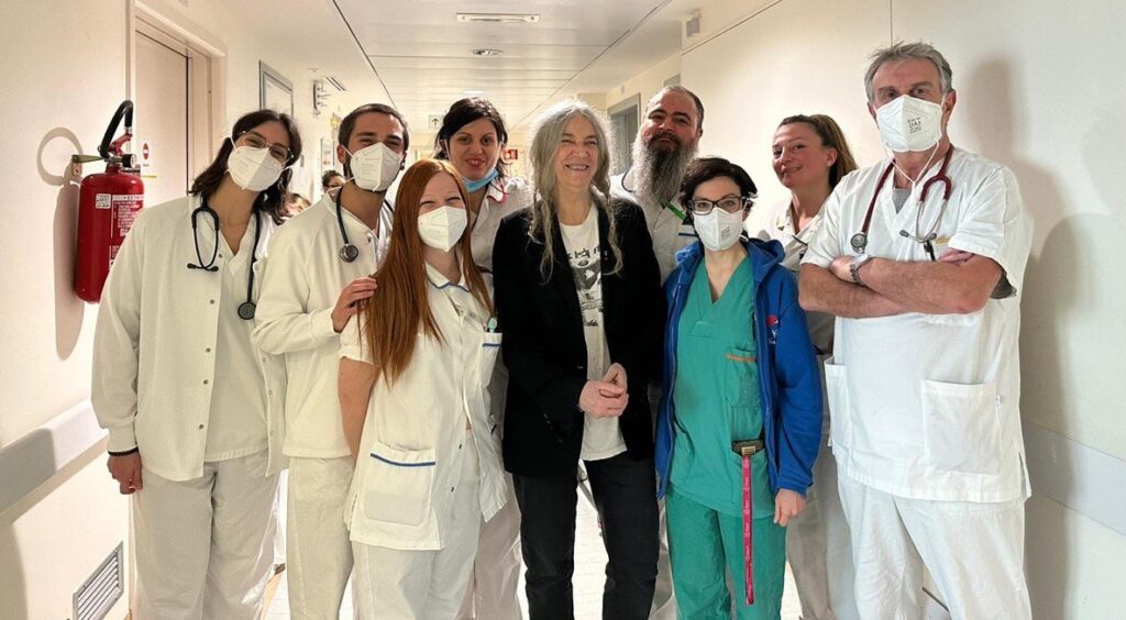 Patti Smith è stata dimessa: “sta bene ma deve riposare”