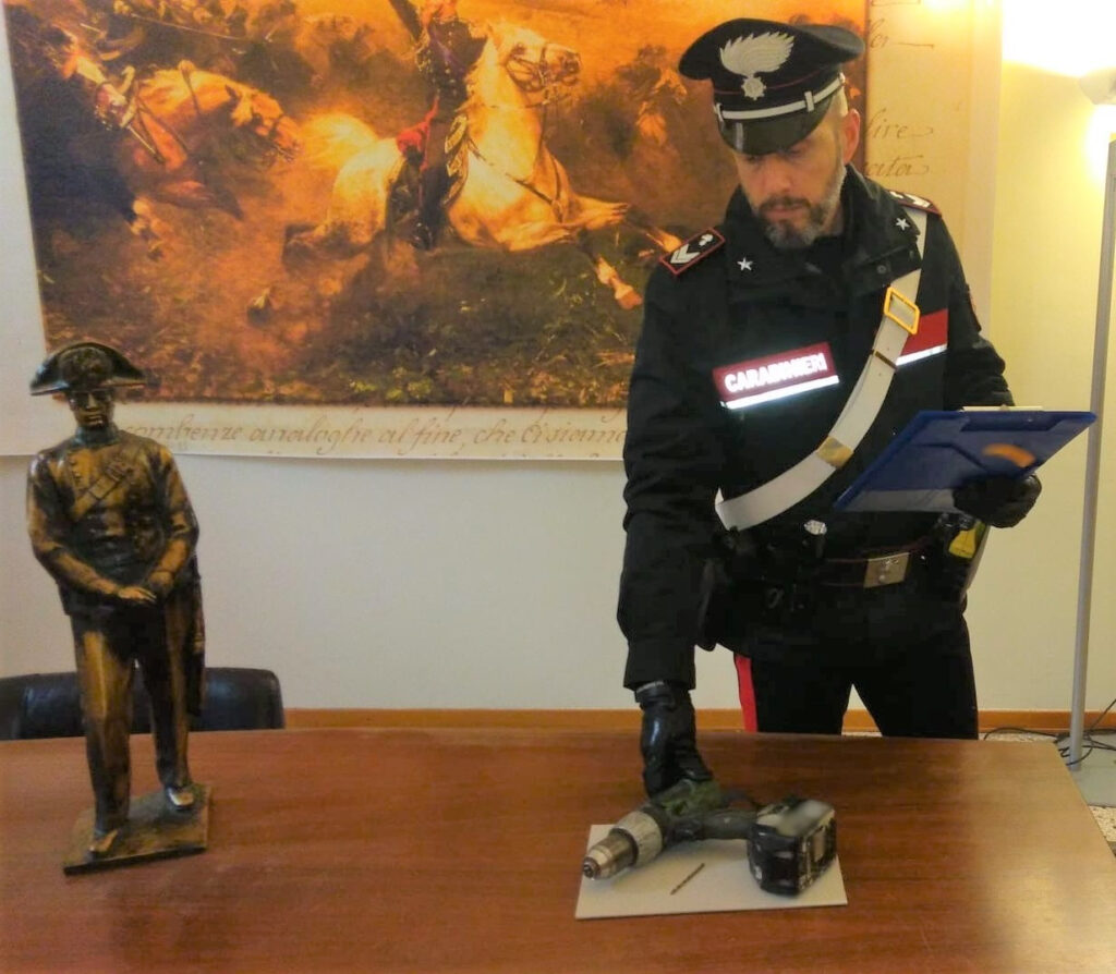 Fora con un trapano elettrico gli pneumatici delle auto in sosta