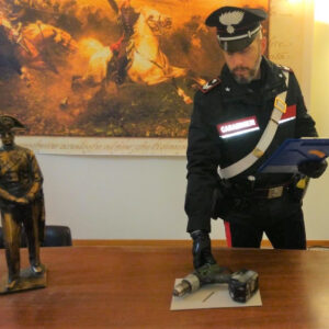 Fora con un trapano elettrico gli pneumatici delle auto in sosta