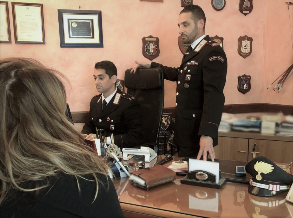 Minaccia di spingere la compagna dal balcone: 63enne allontanato da casa