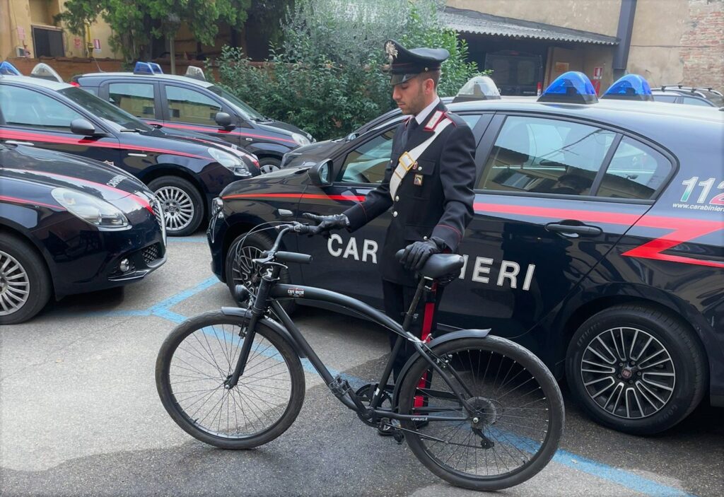 Ladro sorpreso su bici rubata tenta di mordere un carabiniere