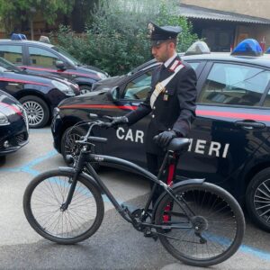 Ladro sorpreso su bici rubata tenta di mordere un carabiniere