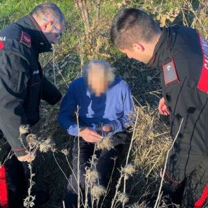 Anziano si perde e scivola in un canale di scolo