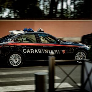 Litigano e usano autoradio dei carabinieri come un taxi: arrestati