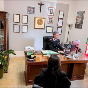 In caserma dai carabinieri minaccia di uccidere la ex compagna: arrestato