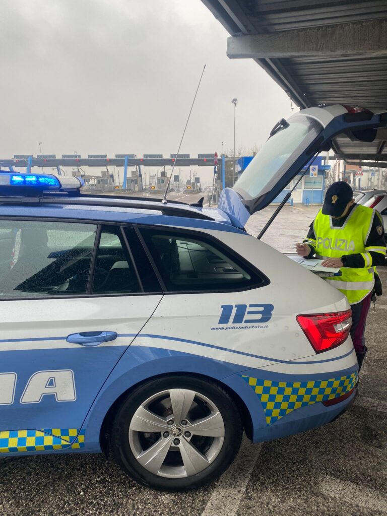 Disabile corre in tangenziale, la Polstrada la soccorre