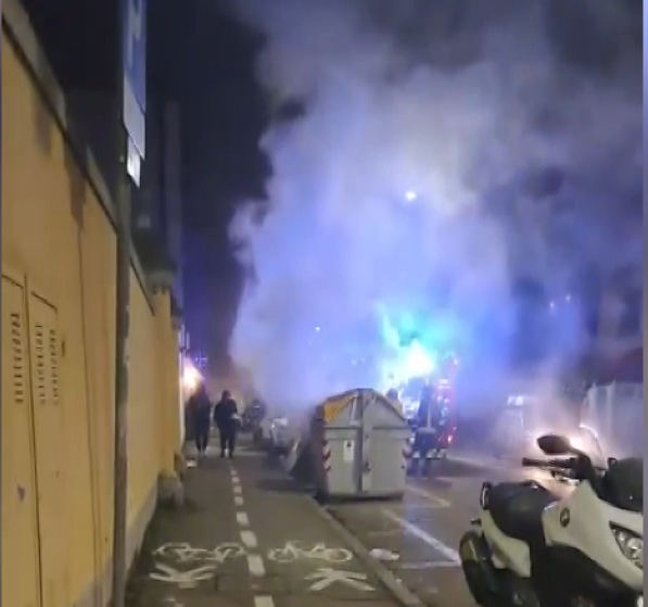 Petardo in un cassonetto della carta, i Vigili del Fuoco evitano il peggio