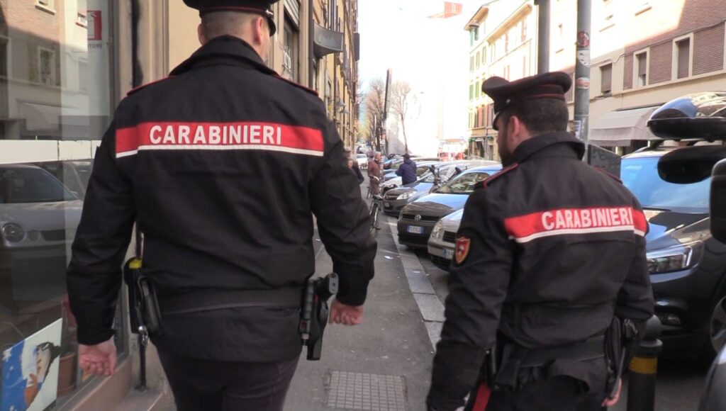 Si presenta ai carabinieri e chiede di farsi rimpatriare, dopo poche ore è già in aereo