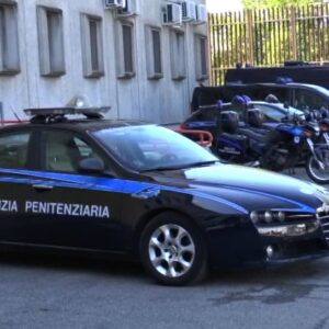 Cellulari in carcere consegnati con un drone: la polizia li scopre
