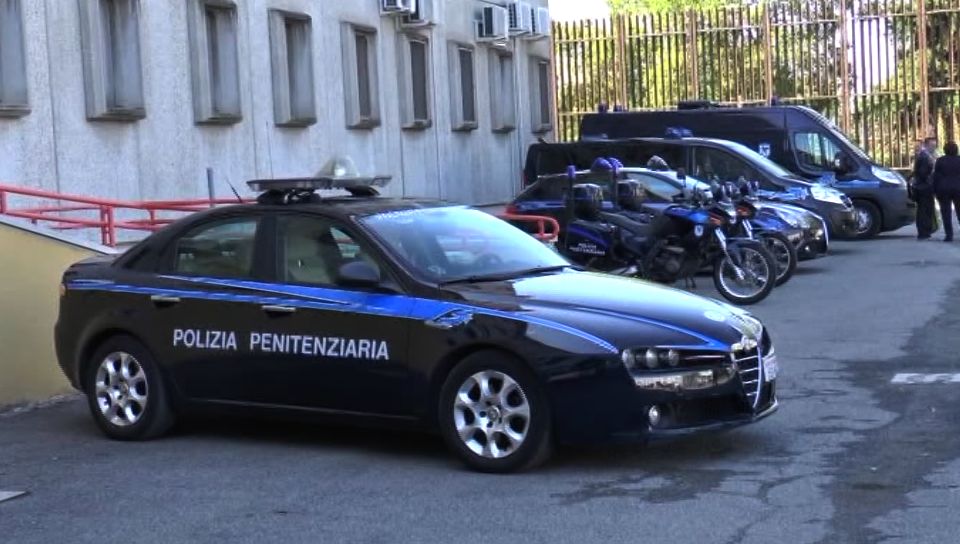 Cellulari in carcere consegnati con un drone: la polizia li scopre