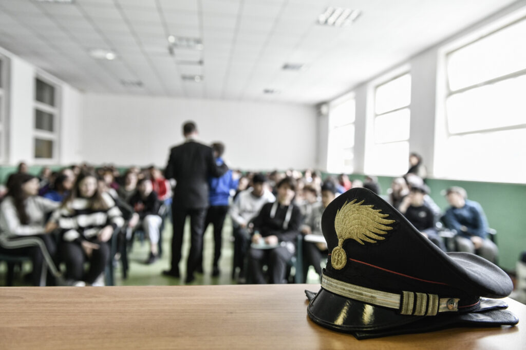 Atti osceni davanti a scuola media di Imola, 35enne arrestato