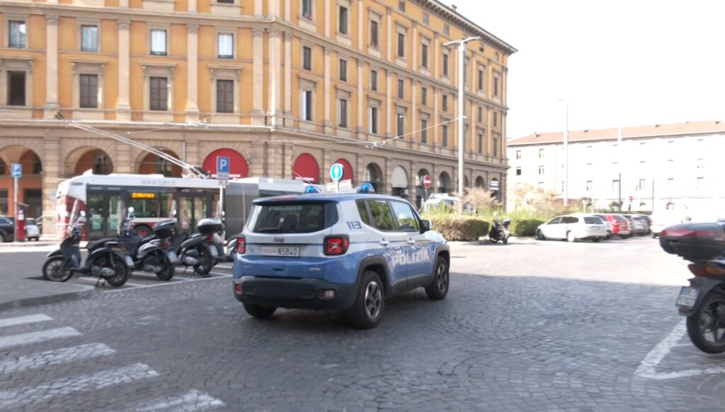 Rapina in un bar di Piazza XX Settembre, due arresti