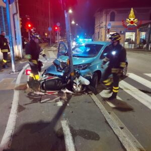 Schianto in Bolognina, coinvolti un’auto e uno scooter