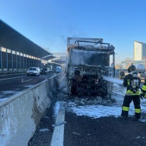 Camion in fiamme in A14, traffico bloccato