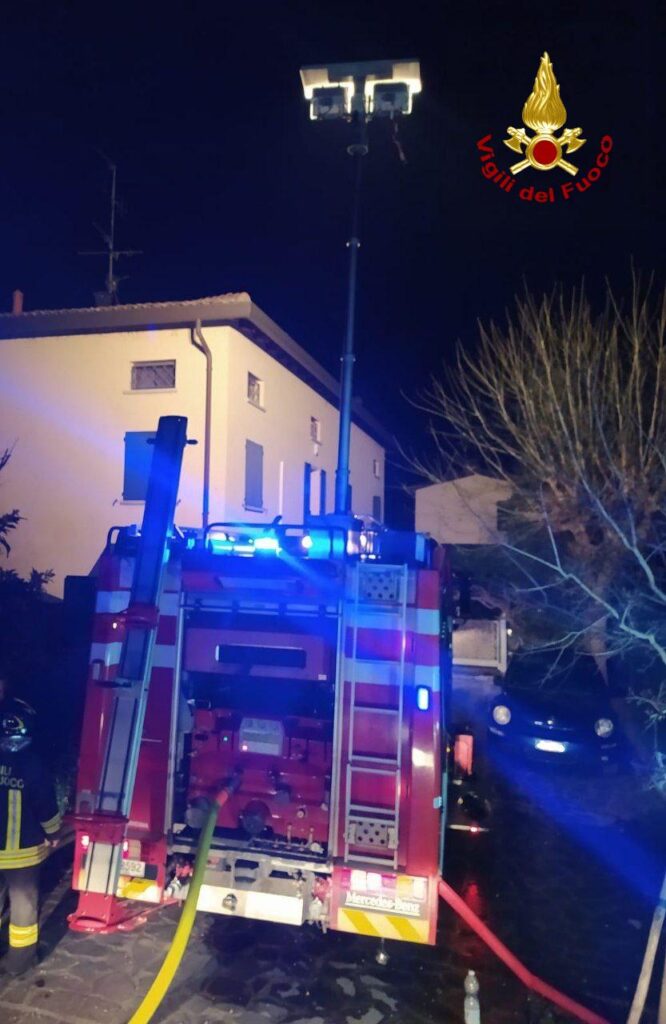 Incendio canna fumaria, intervengono i Vigili del Fuoco