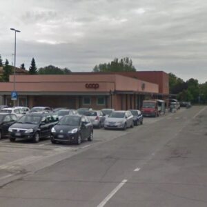 Cocaina nel calzino, spacciatore arrestato davanti a supermercato