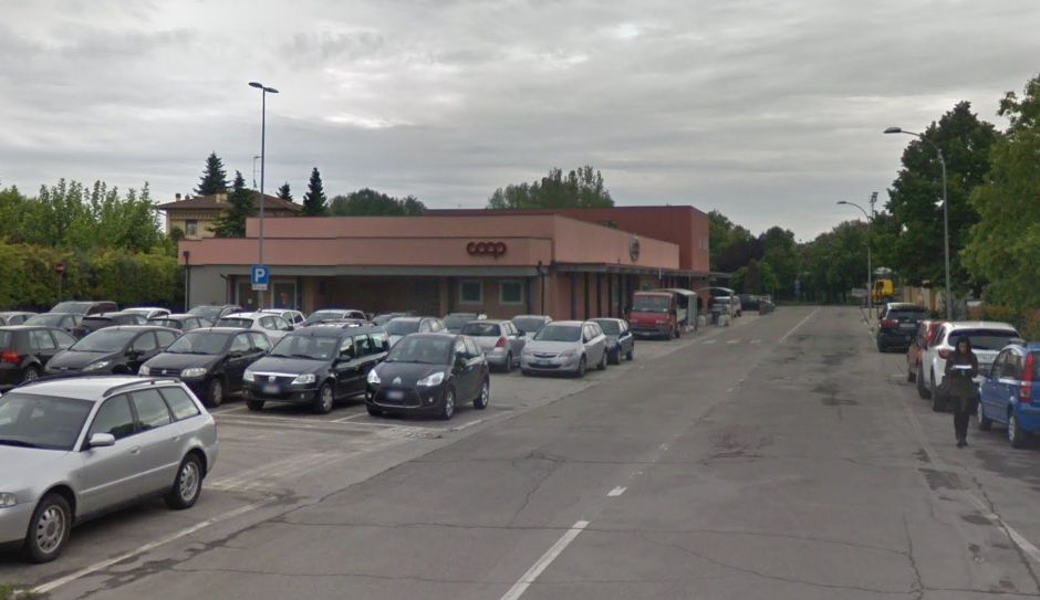 Cocaina nel calzino, spacciatore arrestato davanti a supermercato