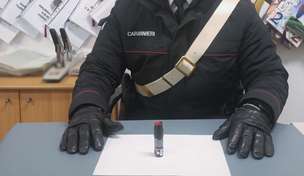 Alunno spruzza spray urticante a scuola, in sette finiscono al pronto soccorso