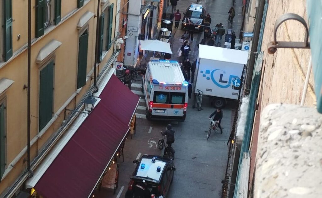 Minorenne accoltellato in via delle Moline