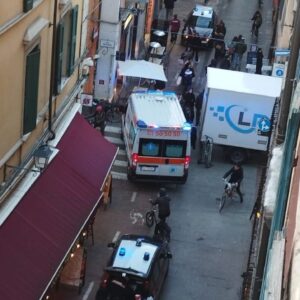 Minorenne accoltellato in via delle Moline
