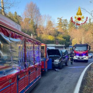 Scontro tra un’auto e un trenino per i turisti in via di Casaglia: cinque feriti