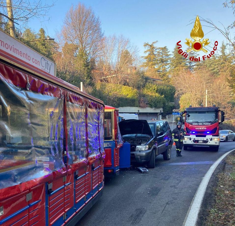 Scontro tra un’auto e un trenino per i turisti in via di Casaglia: cinque feriti