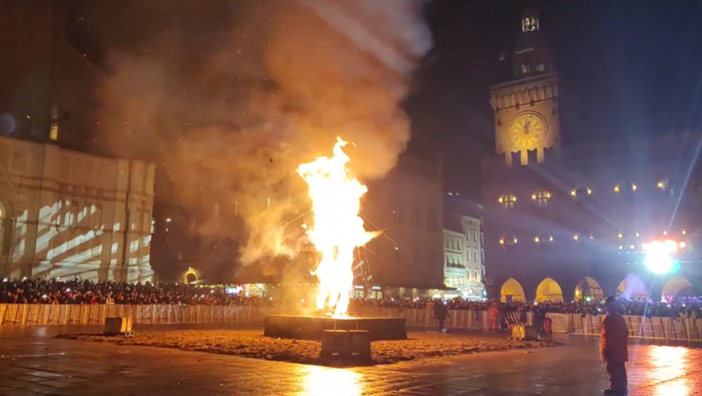 Brucia il Vecchione sulle note della Carrà