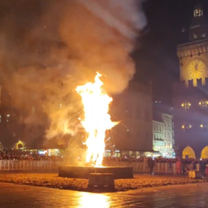 Brucia il Vecchione sulle note della Carrà