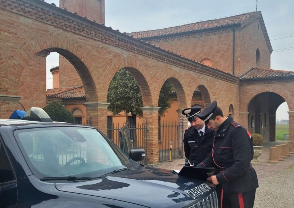 Rubò due quadri in chiesa, denunciato e espulso