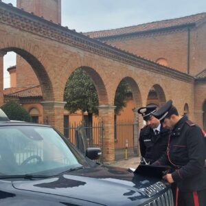 Rubò due quadri in chiesa, denunciato e espulso