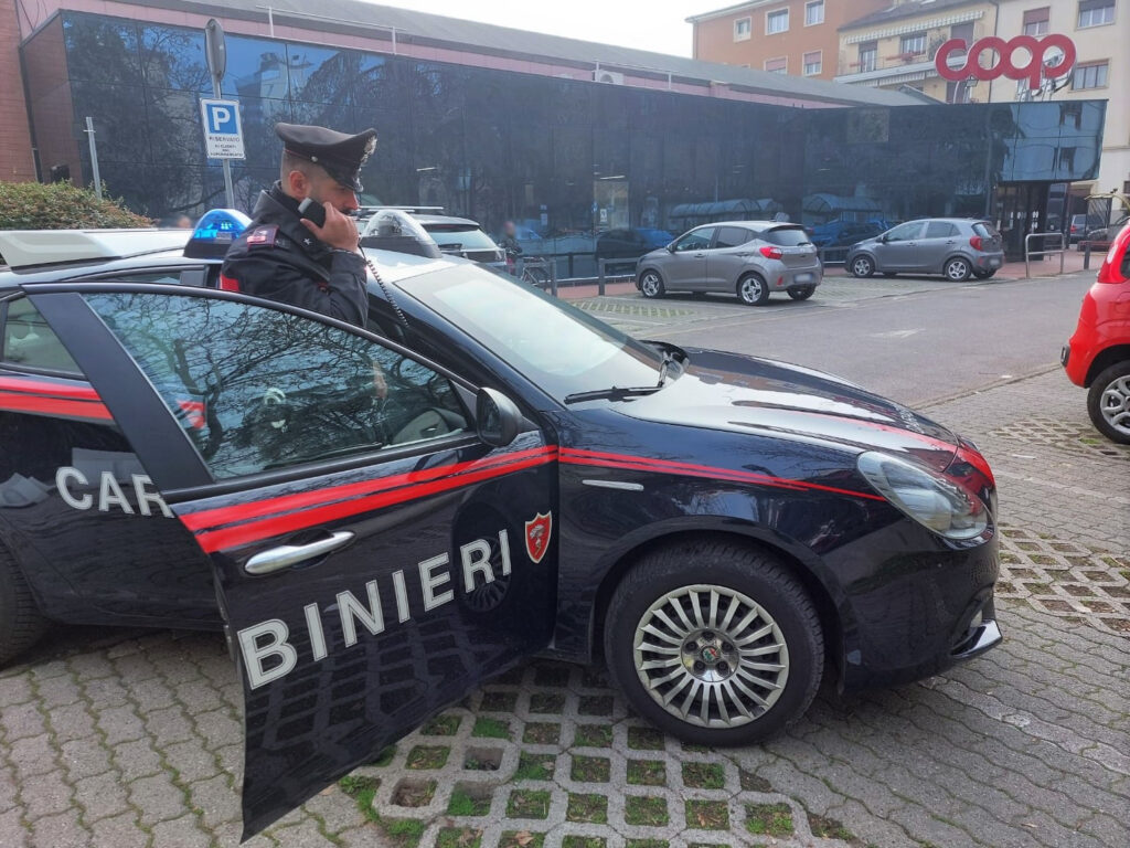Ruba bottiglie di champagne e rum da un supermercato: arrestato