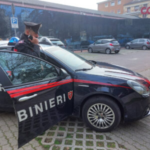 Ruba bottiglie di champagne e rum da un supermercato: arrestato