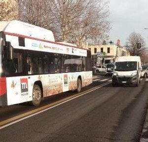 Urtata da un bus in via Corticella, grave un’anziana