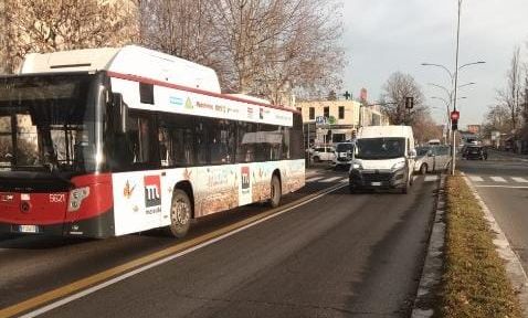 Urtata da un bus in via Corticella, grave un’anziana