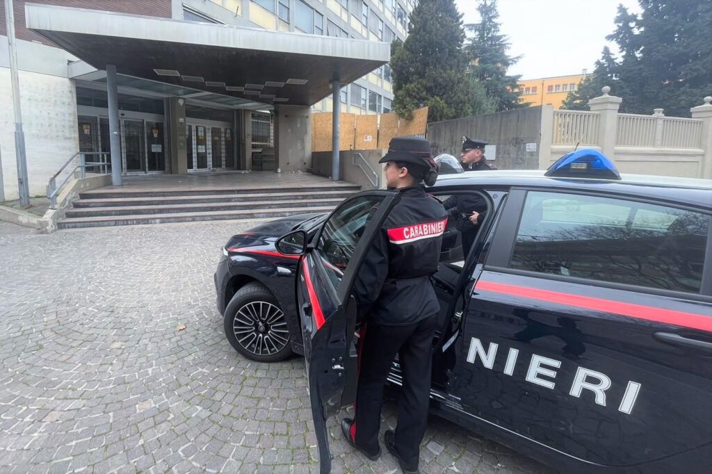 Cede droga a studente davanti a scuola, arrestato 28enne