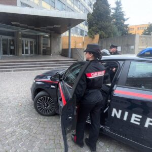 Cede droga a studente davanti a scuola, arrestato 28enne