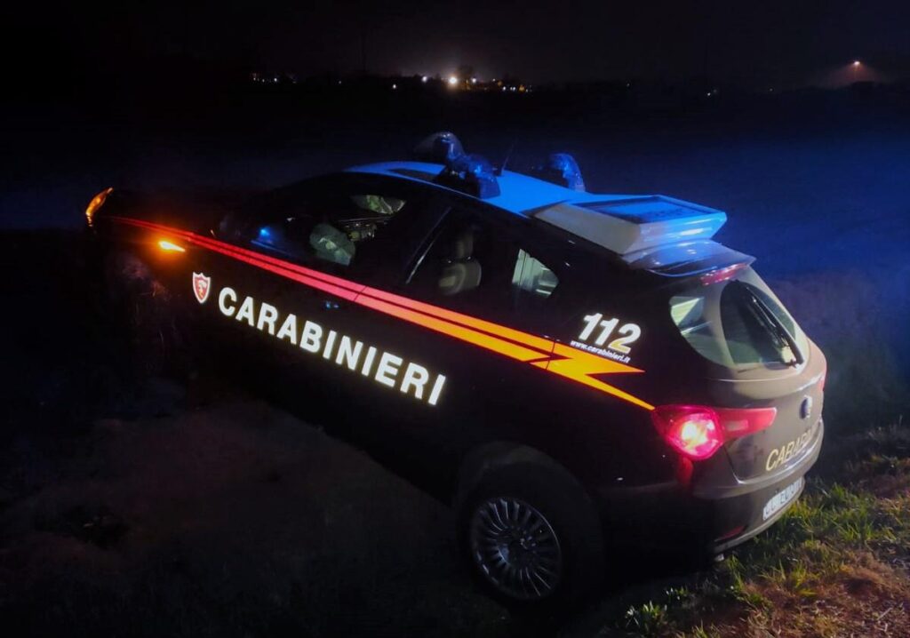 Svuotano estintore contro auto dei carabinieri, ferito un militare