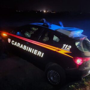 Svuotano estintore contro auto dei carabinieri, ferito un militare