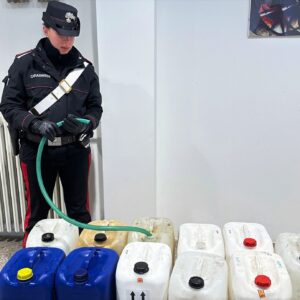 Rubano centinaia di litri di gasolio dagli autobus in deposito, arrestati due modenesi