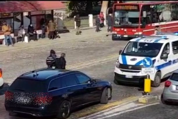 Offre droga a un agente in borghese della polizia locale, che subito dopo lo blocca