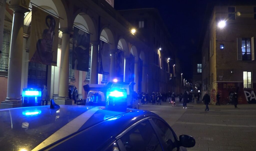 Zona universitaria, ruba bici e aggredisce agenti di polizia: arrestato