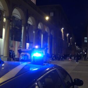 Zona universitaria, ruba bici e aggredisce agenti di polizia: arrestato