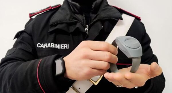Picchia la ex fidanzata e pretende da lei soldi per giocare d’azzardo