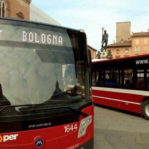 Caro bus: a Bologna abbonamento scontato per dipendenti (e dirigenti) di Ausl e Sant’Orsola