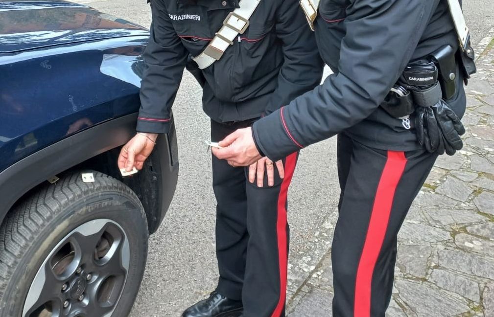 Sparge viti sull’asfalto per forare pneumatici, denunciato