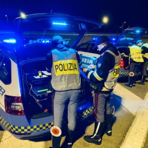 Ubriachi al volante: la Stradale multa otto automobilisti (tra questi anche un neopatentato)