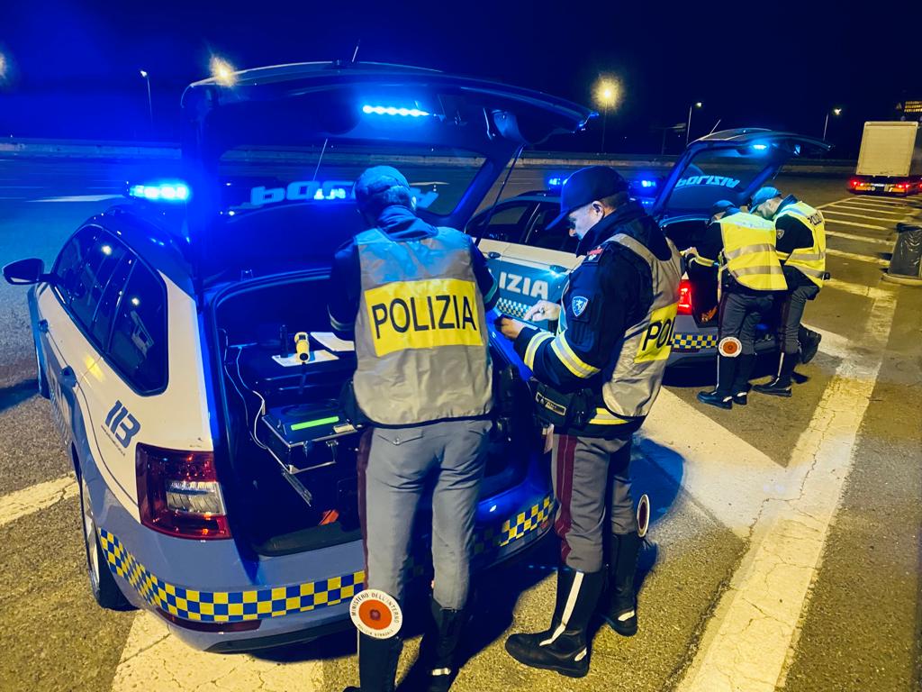 Ubriachi al volante: la Stradale multa otto automobilisti (tra questi anche un neopatentato)