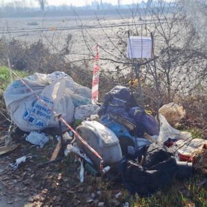 Ha abbandonato i rifiuti per strada, ma è stato identificato e denunciato